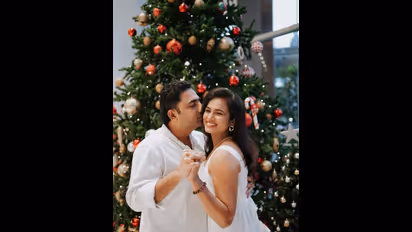 ஹய்யோடா அவ பார்த்த பார்வை! ஹனிமூனில் கிறிஸ்துமஸ் கொண்டாடிய ரம்யா பாண்டியன்!
