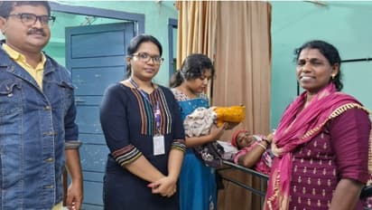 മുന്നിലും പിന്നിലും വഴിതടഞ്ഞ് ആനയും കാട്ടുപോത്തും; അമ്മയുടേയും കുഞ്ഞിന്റെയും ജീവനും കാത്ത് രണ്ട് മണിക്കൂര്