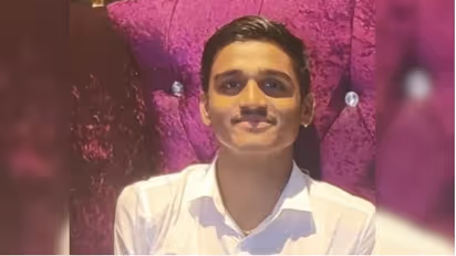 ശമ്പളം വെറും 13,000 രൂപ; കാമുകിക്ക് 4 ബി.എച്ച്.കെ ഫ്ലാറ്റ്, സ്വന്തമായി 3 കോടിയുടെ വാഹനങ്ങൾ, മറിച്ചത് 21 കോടി!