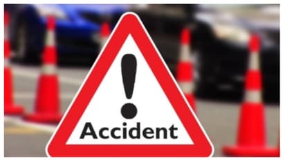 പാലത്തിൽ വെച്ച് ഓവർടേക്കിംഗ്, തൃശൂരിൽ നിയന്ത്രണം വിട്ടെത്തിയ ബസ് മീൻ വണ്ടിയിൽ ഇടിച്ചു, ഡ്രൈവർക്ക് പരിക്കേറ്റു