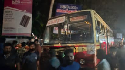 കെഎസ്ആർടിസി ബസും കാറും കൂട്ടിയിടിച്ച് അപകടം: കാർ ഓടിച്ചയാൾക്ക് ദാരുണാന്ത്യം; കുഞ്ഞിനടക്കം പരുക്ക്