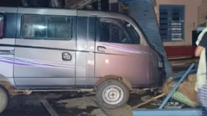 പുലർച്ചെ പൂനൂരിലേക്ക് പോകുന്ന വാൻ, നിയന്ത്രണം വിട്ട് ഹോട്ടലിലേക്ക് ഇടിച്ചുകയറി; ഡ്രൈവർക്ക് പരിക്കേറ്റു