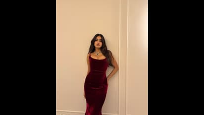 ಎಲಿಜಬೆತ್‌ ರಾಣಿ ತೊಡುತ್ತಿದ್ದ ರೆಡ್‌ ವೆಲ್ವೆಟ್‌ ಗೌನ್‌ನಲ್ಲಿ ಮಿಂಚಿದ ಜಾನ್ವಿ ಕಪೂರ್‌!