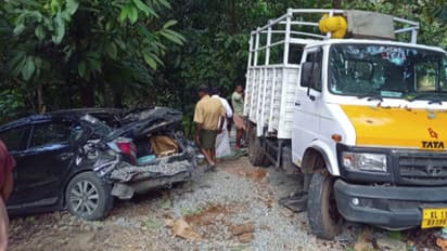 ബ്രേക്ക് നഷ്ടപെട്ട മിനി ലോറി വിനോദ സഞ്ചാരികളുടെ കാറിൽ ഇടിച്ചു; ഇടുക്കി മാങ്കുളത്ത് അപകടത്തിൽ ഒരാൾ മരിച്ചു