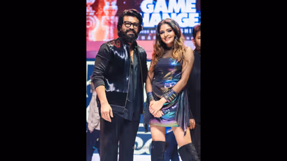 రాంచరణ్ తో స్టన్నింగ్ లుక్ లో స్టార్ డైరెక్టర్ కూతురు, ఒక్క సినిమా ప్లీజ్ అంటున్న ఫ్యాన్స్..వైరల్ ఫోటోస్ 