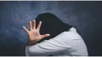 മറ്റൊരു ബസിന്റെ കണ്ടക്ടറെന്ന് പറഞ്ഞ് വിളിച്ചു, നിർത്തിയിട്ട ബസില്‍ വച്ച് 26കാരിയെ പീഡിപ്പിച്ചു; സംഭവം പൂനെയിൽ