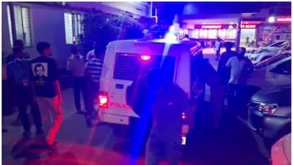 കുന്നംകുളത്ത് യുവതിയെയും ഭർത്താവിനെയും വാഹനത്തിൽ പിന്തുടർന്ന് ആക്രമിച്ച ബന്ധുക്കളെ പിടികൂടി, വിട്ടയച്ചു