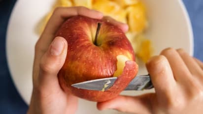 തൊലി കളയാതെ തന്നെ കഴിക്കാവുന്ന പത്ത് പഴങ്ങള്