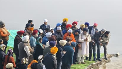 ഡോ. മൻമോഹൻ സിങിന്റെ ചിതാഭസ്മം യമുനയിലൊഴുക്കി ; പ്രാർഥനകളോടെ യാത്രയാക്കി കുടുംബം 