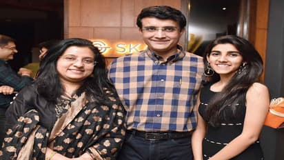 21 வயதில் லட்சங்களில் சம்பளம்; சொந்த காலில் நிற்கும் கங்குலியின் மகள்; எங்கு வேலை செய்கிறார் தெரியுமா?