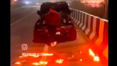 ರೀಲ್ಸ್ಗಾಗಿ ರಸ್ತೆಯಲ್ಲಿ ಬೆಂಕಿ ಹಚ್ಚಿದವನ ಕಂಬಿ ಹಿಂದೆ ಕೂರಿಸಿದ ಪೊಲೀಸರು