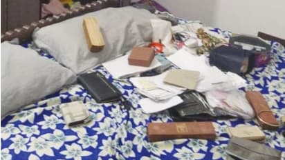 പൂട്ടിയിട്ടിരുന്ന വീടിന്റെ മുൻവാതിൽ തകർത്ത് മോഷണം; അലമാരയിൽ നിന്ന് സ്വർണ നാണയങ്ങളും മാലയും പണവും നഷ്ടമായി