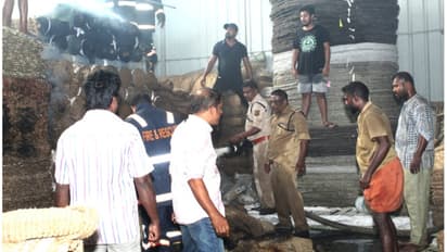 മാലിന്യം കത്തിച്ചതിൽ നിന്നുണ്ടായ തീപ്പൊരിയിൽ നിന്ന് തീ പടർന്നു; മാറ്റ് ഫിനിഷിംഗ് യൂണിറ്റിന് ലക്ഷങ്ങളുടെ നഷ്ടം