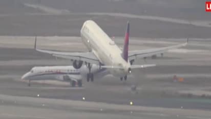 'നിർത്തൂ, നിർത്തൂ' എന്ന് എയർ ട്രാഫിക് കൺട്രോളർ, ഞെട്ടിക്കും ദൃശ്യങ്ങൾ, ദുരന്തമൊഴിവായത് തലനാരിഴയ്ക്ക്