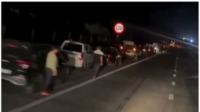 കൂറ്റൻ ബോർഡ് ഹൈവേയിലേക്ക് മറിഞ്ഞുവീണു; പഞ്ചറായി വഴിയിലായത് അൻപതിലധികം വാഹനങ്ങൾ, മുംബൈയിൽ യാത്രക്കാർ കുടുങ്ങി