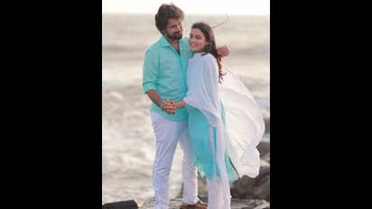 டீச்சரையே கரெக்ட் செய்த ஸ்டூடெண்ட்! ரொமான்டிக் புகைப்படத்தோடு காதலை அறிவித்த விஜய் டிவி பிரபலங்கள்!