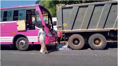 ആംബുലൻസിന് സൈഡ് കൊടുക്കുന്നതിനിടെ ടോറസ് ലോറിക്ക് പിന്നിൽ ബസ് ഇടിച്ചു; ഏഴ് പേർക്ക് പരിക്കേറ്റു