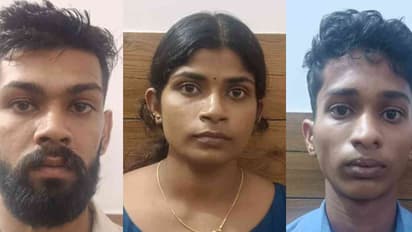 പ്രണയത്തിലായിരുന്ന യുവതിയുടെ സ്വകാര്യ ചിത്രം ആയുധമാക്കി, സ്വര്ണ പാദസരം തട്ടിച്ചു, തൃശൂരിൽ 3 പേര് അറസ്റ്റിൽ