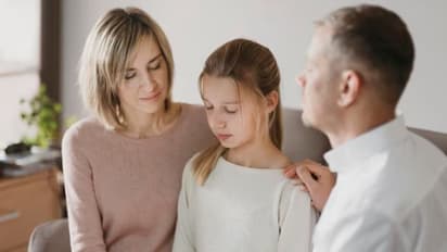 பெண் குழந்தைக்கு பெற்றோர் கண்டிப்பாக சொல்லிக் கொடுக்க வேண்டிய 8 பாதுகாப்பு விஷயங்கள்!!