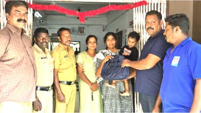 ബാങ്കിൽ സ്വർണം പണയം വച്ച് മടക്കയാത്രയിൽ ബാഗ് സ്കൂട്ടറിൽ നിന്ന് കാണാതായി, യുവതിക്ക് രക്ഷകനായി ദേവദാസ്