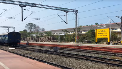 സ്റ്റേഷനിൽ നിന്ന് ട്രെയിൻ പുറപ്പെട്ടു, ഓടിക്കയറാൻ ശ്രമിക്കുന്നതിനിടെ ട്രെയിനിനടിയിലേക്ക് വീണ് യുവതി മരിച്ചു