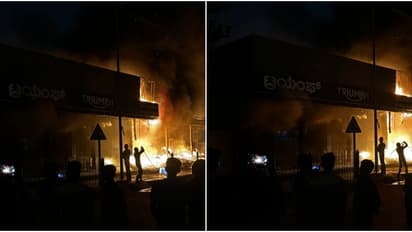 മഹാദേവപുരയിലെ ആഡംബര ബൈക്ക് ഷോറൂമുകളിൽ വൻ തീപിടിത്തം; അമ്പതോളം ബൈക്കുകൾ കത്തി നശിച്ചു