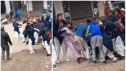 പ്രണയിക്കുന്ന ആൺകുട്ടിയെച്ചൊല്ലി നടുറോഡിൽ പൊരിഞ്ഞ തല്ല്; അടിയും ചവിട്ടും പരിധിവിട്ടപ്പോൾ ഇടപെട്ട് സഹപാഠികൾ