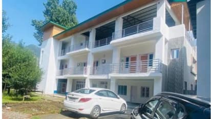 സഹോദരൻ ഫോണെടുക്കുന്നില്ലെന്ന് പൊലീസിൽ വിവരം, അന്വേഷിച്ചപ്പോൾ ഗസ്റ്റ് ഹൗസിന് മുന്നിൽ കാർ; മുറിയിൽ മരിച്ച നിലയിൽ