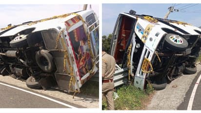 ശബരിമല തീർത്ഥാടകർ സഞ്ചരിച്ച മിനി ബസ് മറിഞ്ഞു; അപകടം ളാഹ വിളക്കുവഞ്ചിയിൽ; 2 പേർക്ക് പരിക്കേറ്റു