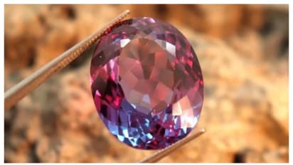 അലക്‌സാൻഡ്രൈറ്റ് രത്നക്കല്ലിൻ്റെ പ്രത്യേകതകൾ എന്തൊക്കെ?