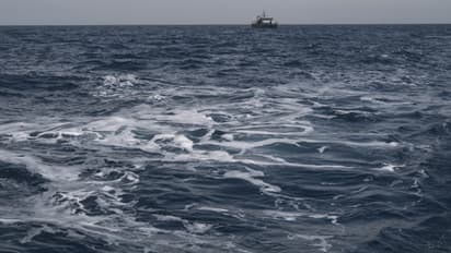 ബോട്ട് മുങ്ങി 27 കുടിയേറ്റക്കാർ മരിച്ചു, 87 പേരെ രക്ഷപ്പെടുത്തി; സംഭവം ടുണീഷ്യയിൽ