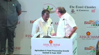 மேடையில் அவ்வளவு பேர் மத்தியில் எருமை மாடா நீ? உதவியாளரை திட்டிய அமைச்சர் பன்னீர்செல்வம்!