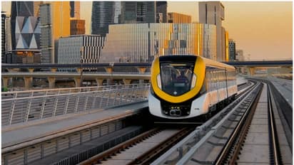 കിങ് ഖാലിദ് എയർപോർട്ടിലേക്കുള്ള സഞ്ചാരം കൂടുതൽ പൊളിയാകും, യാത്രക്കാർക്കായി പുതിയ മെട്രോ സ്റ്റേഷനും തുറന്നു