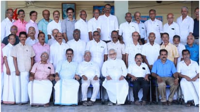 അത് അങ്ങനെയൊരു അപൂർവ സംഗമമായി! മുത്തശ്ശന്മാരെല്ലാവരും കൂടി അരനൂറ്റാണ്ടിന് ശേഷം വിദ്യാർഥികളായി ക്ലാസിലെത്തി