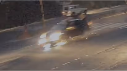 സിഗ്നലിൽ ബൈക്ക് യാത്രികനെ ഇടിച്ചു തെറിപ്പിച്ച് കാർ; കാറിന് മുകളിലൂടെ മറിഞ്ഞ് യാത്രക്കാരൻ, സിസിടിവി ദൃശ്യങ്ങൾ