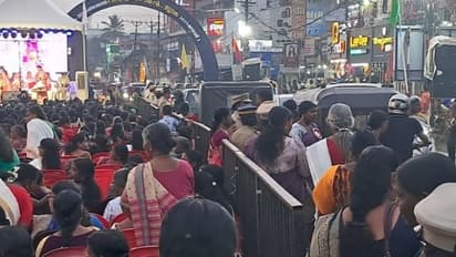 റോഡിന്റെ പകുതിയോളം സ്റ്റേജ്, നടപ്പാത വരെ കസേര, യാത്രക്കാരെ വെട്ടിലാക്കി 'വനിതാ ജംഗ്ഷൻ'; കേസെടുക്കാതെ പൊലീസ്