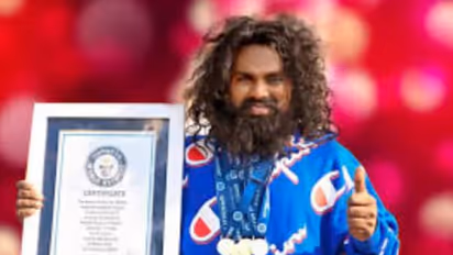 ഒരൊറ്റ മിനിറ്റിനിടെ നാവുപയോഗിച്ച് നിര്ത്തിയത് 57 കറങ്ങുന്ന ഫാനുകള്! തെലങ്കാനക്കാരന് ഗിന്നസ് വേള്ഡ് റെക്കോഡ്