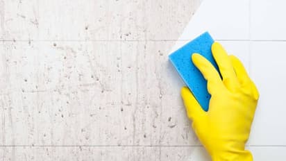 எண்ணெய் பிசுபிசுப்பான கிச்சன் டைல்ஸ்.. ஒரு நிமிடத்தில் பளபளனு மாற டிப்ஸ்