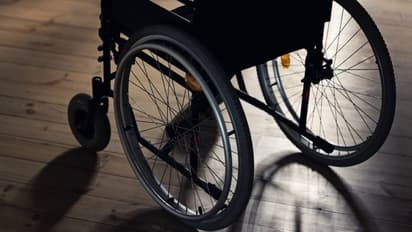 रेल्वे स्थानकावरील मोफत व्हीलचेअरसाठी पैसे आकारले, परवाना रद्द