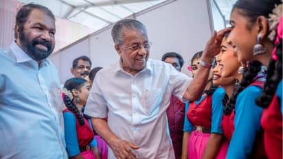 ‘നിങ്ങടെ സ്കൂൾ അവിടെത്തന്നെ ഉണ്ടാകും’: വെള്ളാർമല സ്കൂളിലെ കുട്ടികളെ ചേർത്തു പിടിച്ച് മുഖ്യമന്ത്രി 