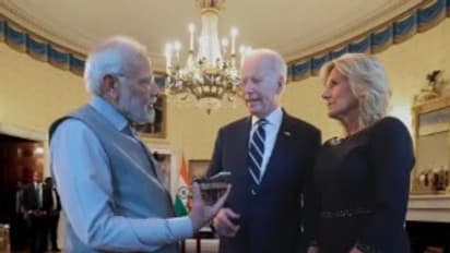 ஜில் பைடனுக்கு கிடைத்த பரிசுகளில் விலை உயர்ந்தது யார் கொடுத்தது தெரியுமா?