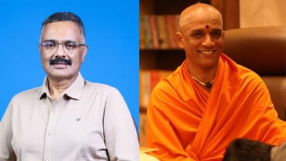 Karnataka's Development Journalism award for Girish Linganna, Nirmalanandanatha Mahaswamiji congratulates him