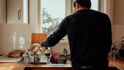 മണിക്കൂറിന് ലക്ഷങ്ങളാണ് വില, 4വർഷമായി പാത്രം കഴുകിയിട്ടില്ല,  കാശ് കിട്ടുന്ന ജോലിചെയ്യൂ, ശ്രദ്ധേയമായി പോസ്റ്റ്