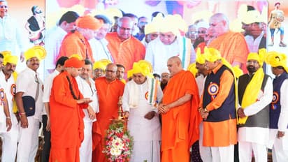 ಇದ್ದರೆ ಸಿದ್ದರಾಮಯ್ಯನಂಥ ರಾಜನಿರಬೇಕು..., ಸಿಎಂ ಆಗಿ ಮುಂದುವರಿಯುವಂತೆ ಆಶೀರ್ವಾದಿಸಿದ ಬೋವಿ ಶ್ರೀಗಳು! 