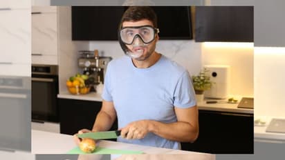 ಈರುಳ್ಳಿ ಹೆಚ್ಚುವಾಗ ಕಣ್ಣೀರು ಬರದಂತೆ ತಡೆಯಲು 5 ಸುಲಭ ಟಿಪ್ಸ್