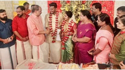 ചരിത്രമായി അഖിലിന്‍റെയും കൃഷ്ണപ്രിയയുടെയും വിവാഹം; മണ്ഡപത്തിൽ എത്തി മന്ത്രി, കൈമാറിയത് വിവാഹ സർട്ടിഫിക്കറ്റ്