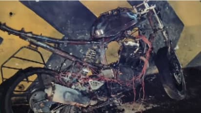 ഓടിക്കൊണ്ടിരിക്കെ ബൈക്കിന്റെ പിന്നിൽ നിന്ന് പുക; ഉടൻ ഇറങ്ങി, പിന്നാലെ ബൈക്ക് പൂർണമായും കത്തിനശിച്ചു