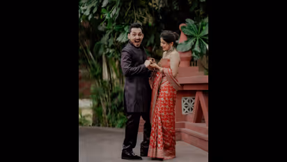 திருமணம் முடிந்த கையேடு கணவருடன் சாக்ஷி அகர்வால் நடத்திய ரொமான்டிக் போட்டோ ஷூட்!