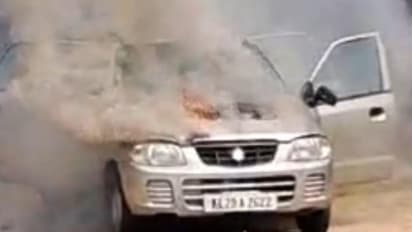 ഓടിക്കൊണ്ടിരുന്ന ആൾട്ടോ കാറിന്റെ എഞ്ചിനിൽ നിന്ന് പുക, ആലപ്പുഴയിൽ ഓടിക്കൊണ്ടിരുന്ന കാറിന് തീപിടിച്ചു