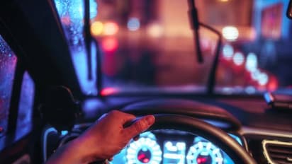 മദ്യപിച്ച് യാത്ര ചെയ്യവേ കാമുകിയുടെ കാറിൽ നിന്ന് വീണുമരിച്ചു; 70 ലക്ഷം നഷ്ടപരിഹാരം വേണമെന്ന് ഭാര്യ